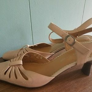 NEW LADIES NUDE HEELS SIZE 7